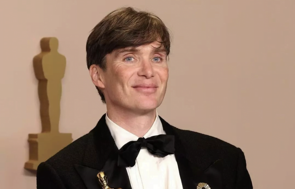 irish actor cillian murphy with his oscar